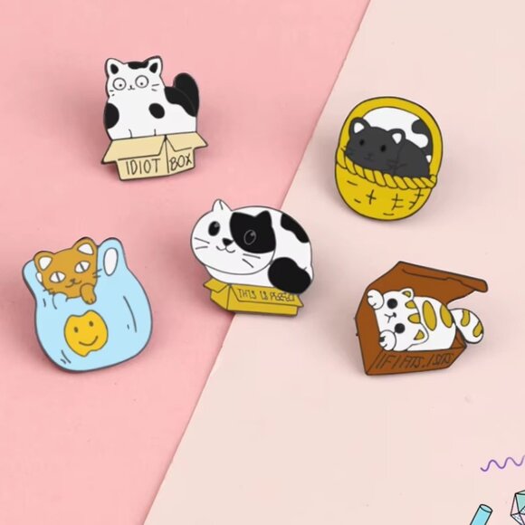 Cat - In A Basket - Enamal Pin - Picture 5 of 5